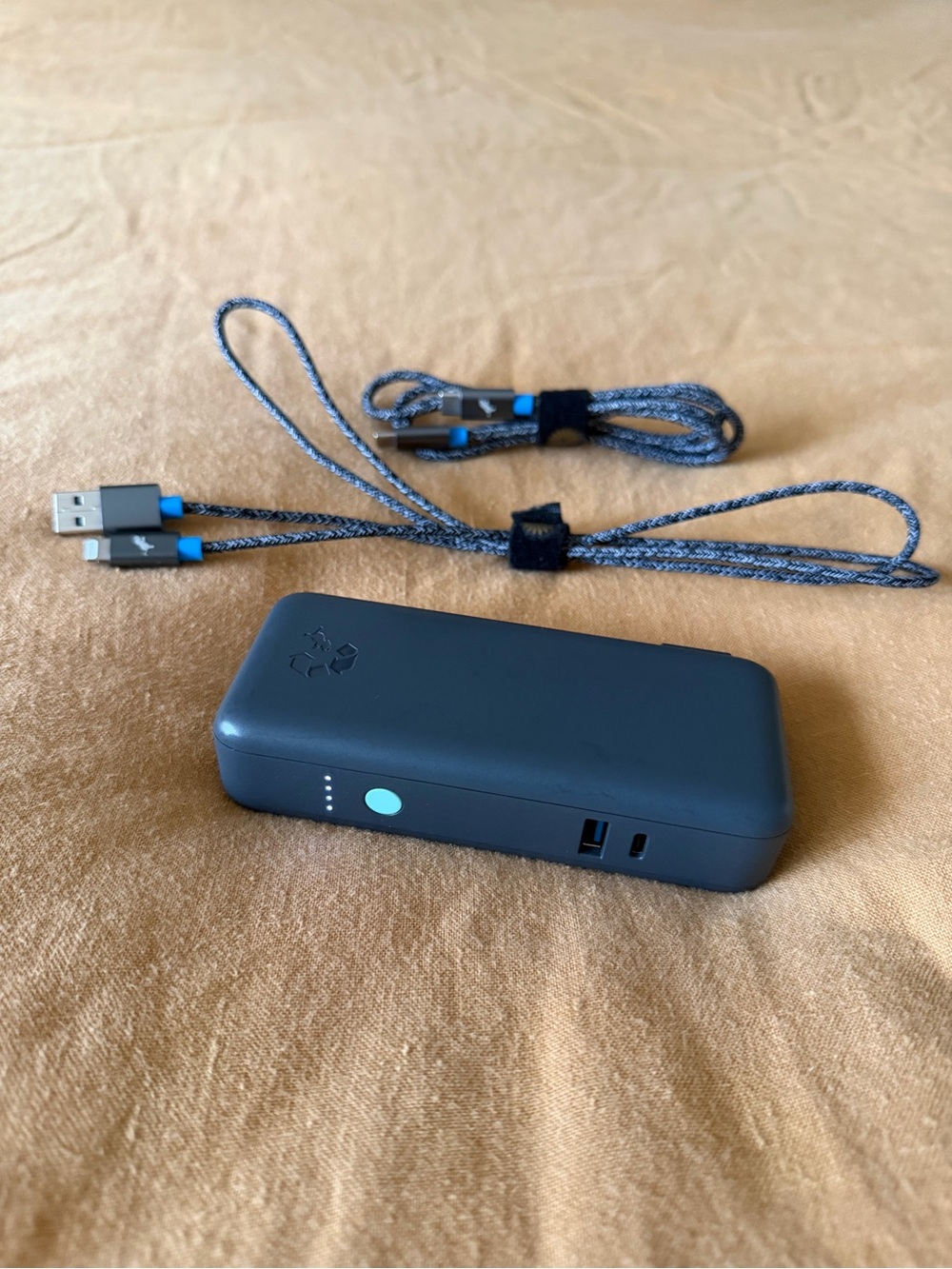 Nimble Wally Pro portable wall charger Power Bank with 2 usb lightning cables